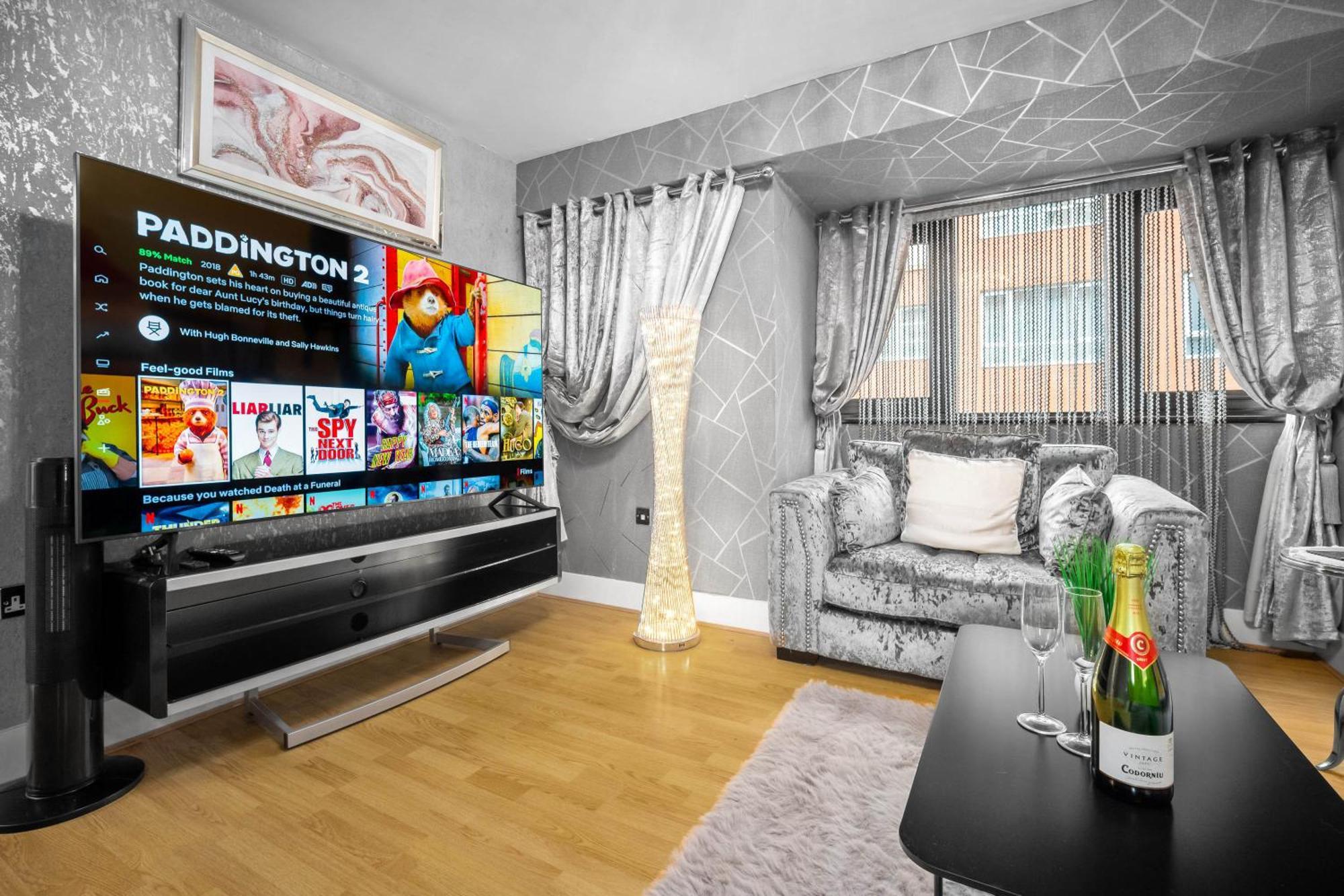 Luxury 1 Bed Flat With Parking 11K - Top Rated - Netflix - Wifi - 70 Inch Smart Tv - Birmingham City Centre - Tv In Bedroom - Top Rated Exterior photo